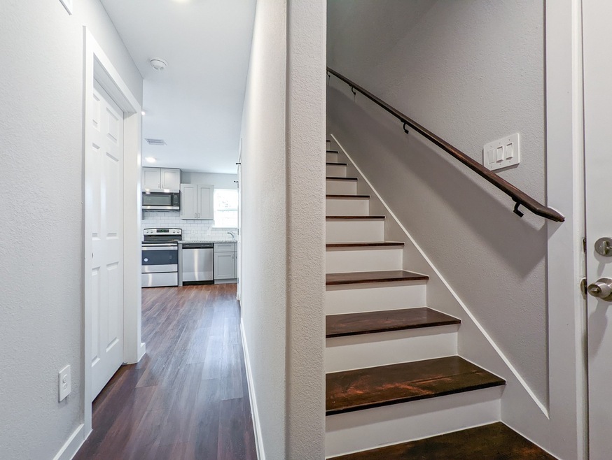 6811 Glass St unit B, Houston, TX 77016 - photo 1