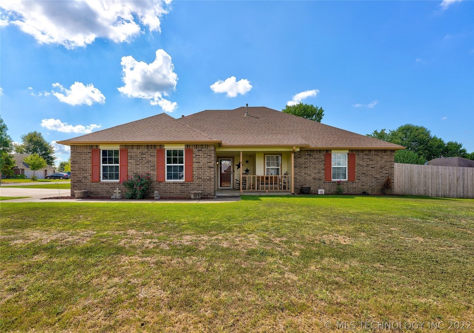 Large Corner Lot! Side Entrance Garage!