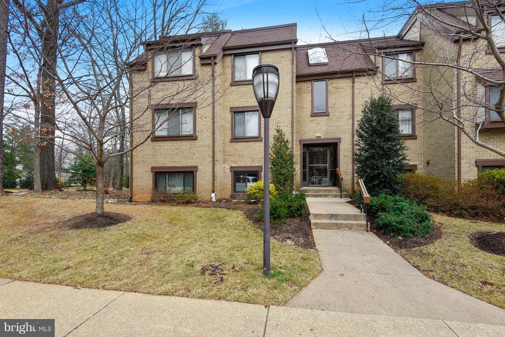 1629 Parkcrest Cir unit 100, Reston, VA 20190 - photo 1