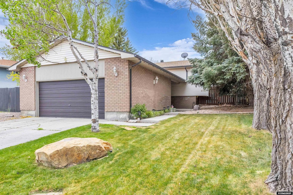 212 Taylor St, Rock Springs, WY 82901 - photo 1