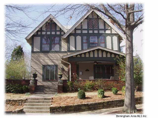 Welcome to 1130 Lakeview Crescent in the heart of 