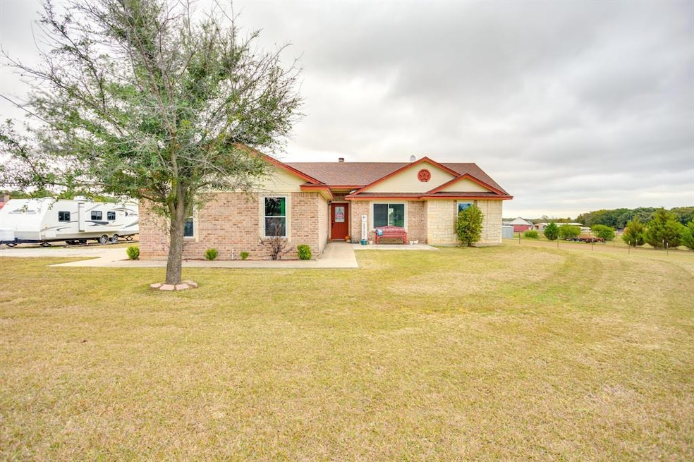 124 Stella Ln, Springtown, TX 76082 - photo 1