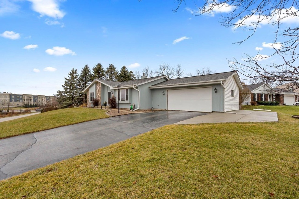 W233N6449 Kneiske Dr, Sussex - HDR-1