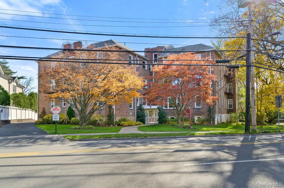 Glen Manor unit 2G, New Rochelle, NY 10805 - photo 1