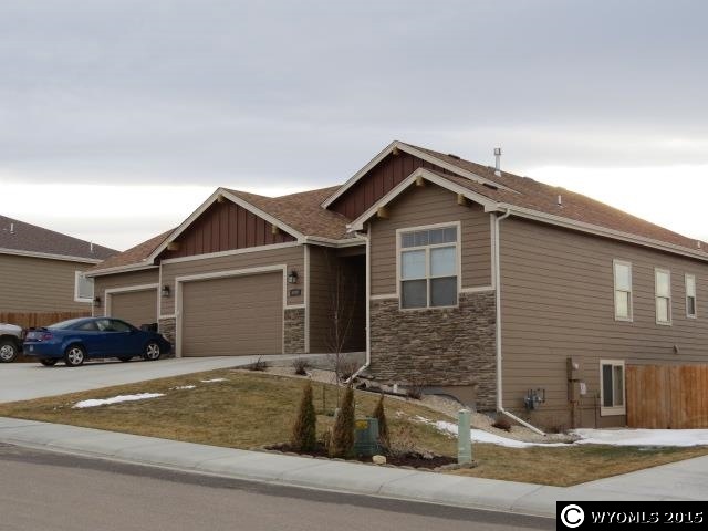 Amazing home w/4 bd, 3bath and 4 car garage on lar