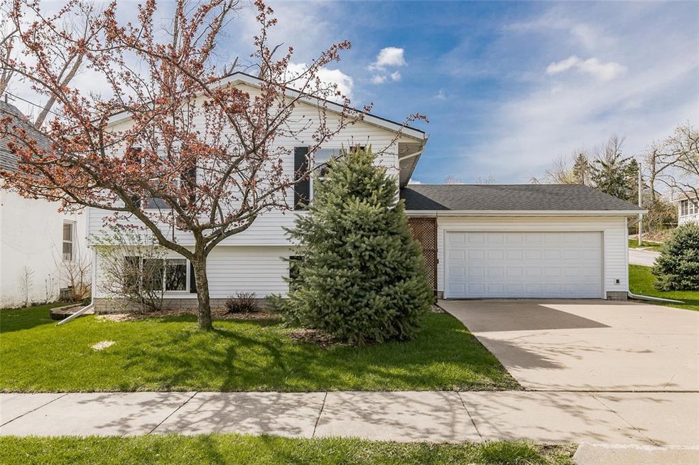 261 20th Ave SW, Cedar Rapids, IA 52404 - photo 1