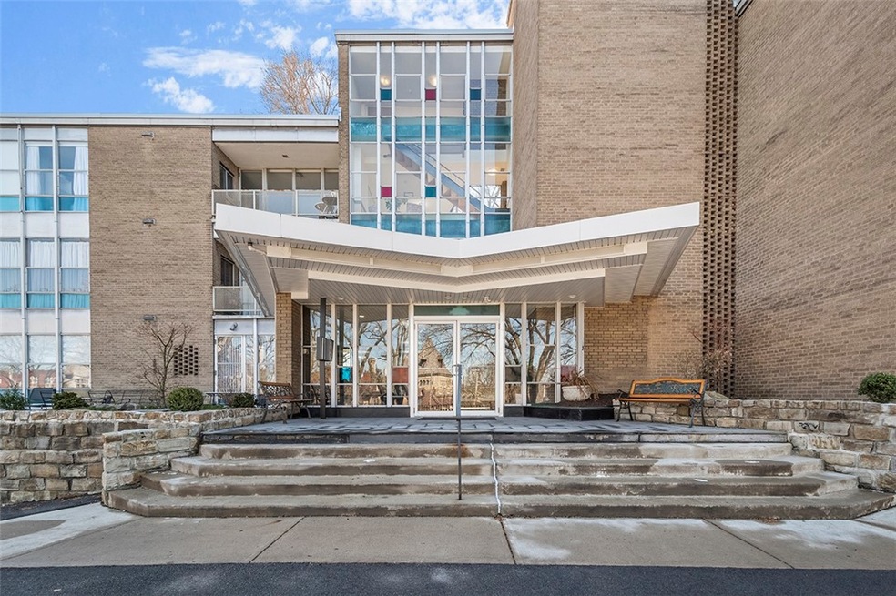 Great location walking distance to Universities, M