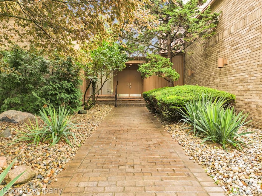 5622 Lane Lake Ct, Bloomfield Hills, MI 48302 - photo 1