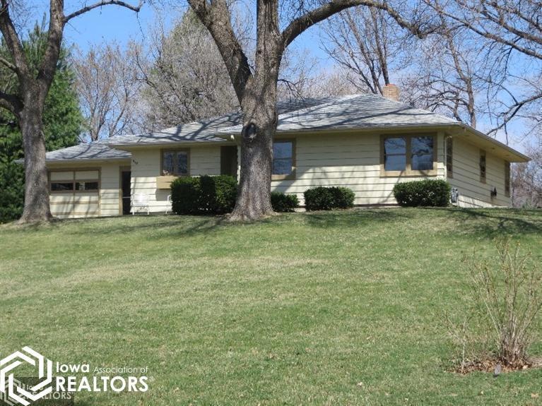 910 W 11th St S, Newton, IA 50208 - photo 1
