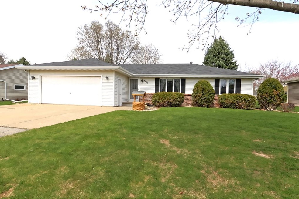 2530 W Sunnyview Cir, Appleton, WI 54914 - photo 1