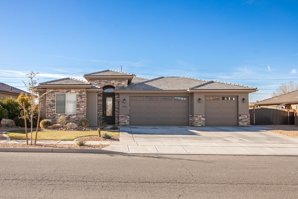 924 E Roadrunner Dr, Washington, UT 84780 - photo 1
