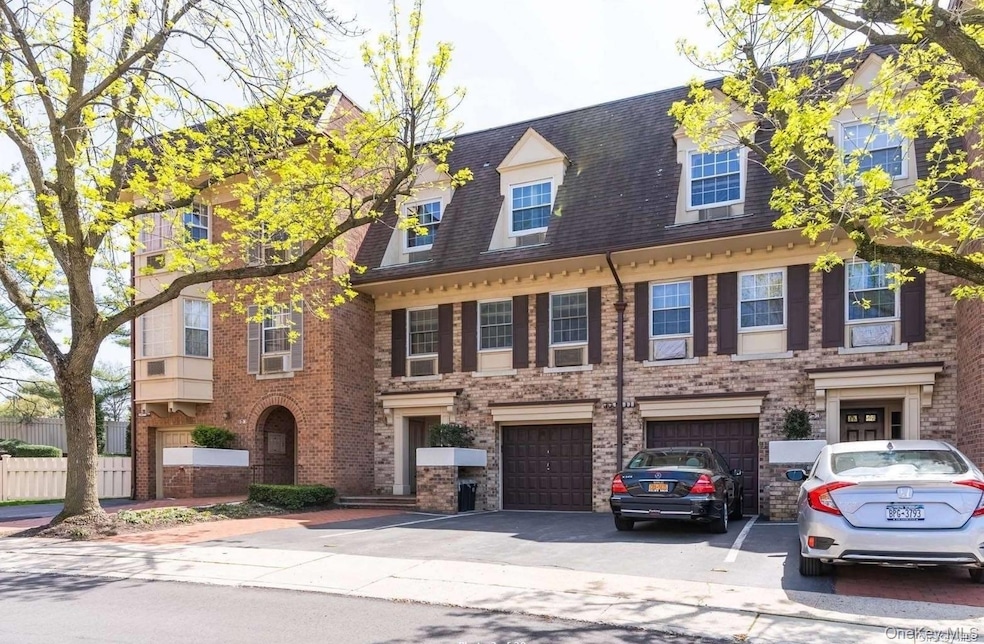 13-36 Robin Ln unit 70 L, Bayside, NY 11360 - photo 1