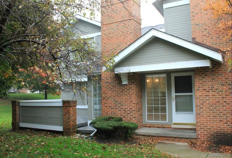 UPDATED END UNIT RANCH CONDO W/PRIVATE ENTRANCE