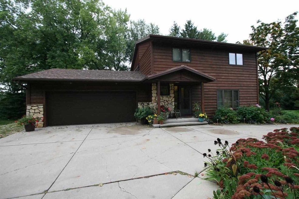 5437 Whalen Rd, Fitchburg, WI 53575 - photo 1