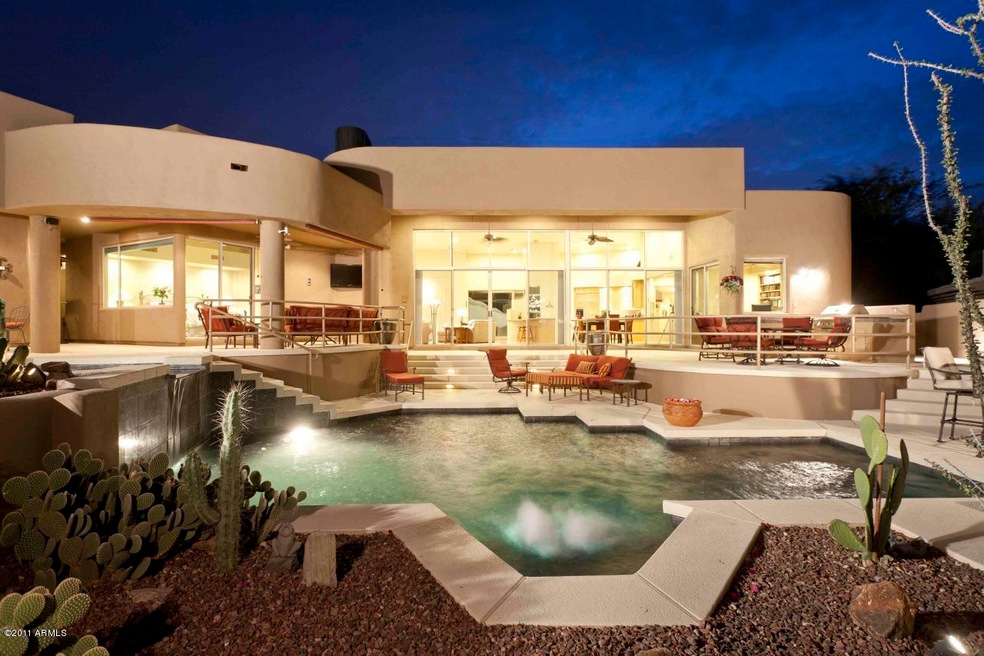 MODERN OUTDOOR LIVING, BACK OF HOME