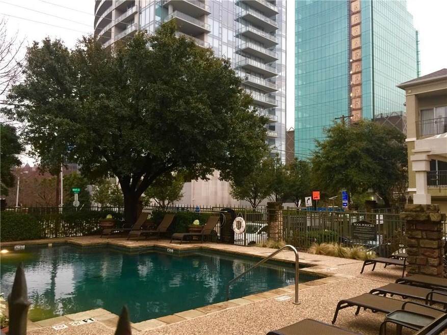 UPTOWN TOWNHOUSE / GATED COMMUNITY: One bedroom w 