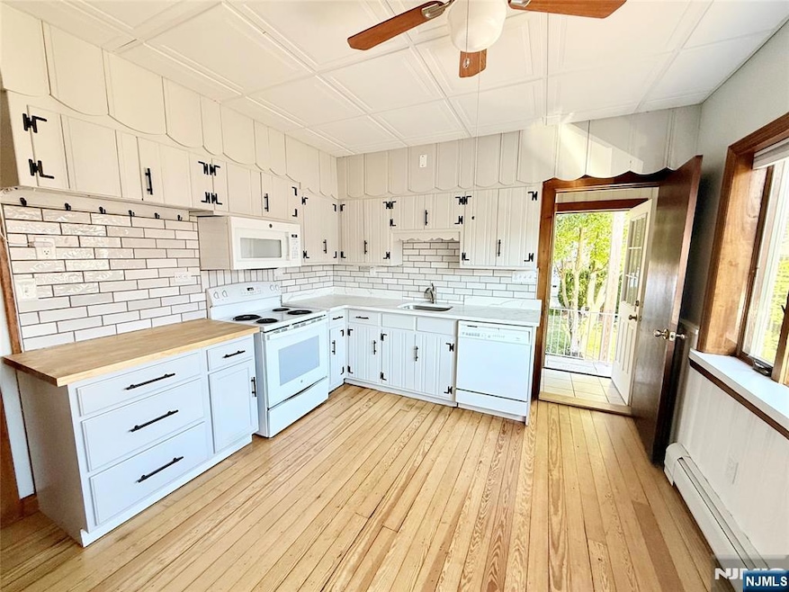 Kitchen, plenty of cabinets space