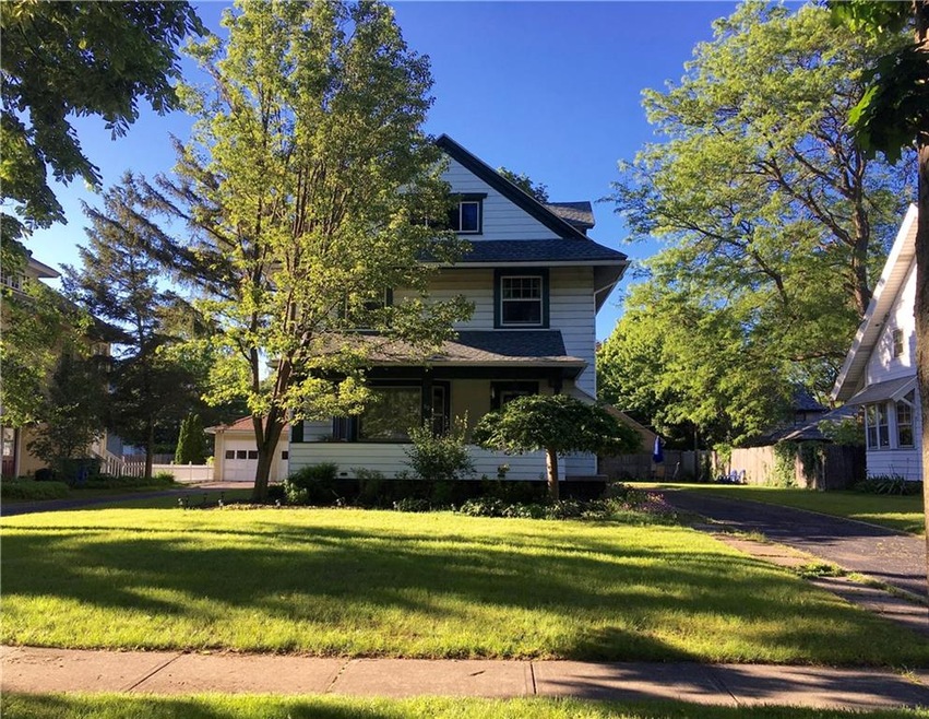 Welcome to 60 Navarre, charm galore!