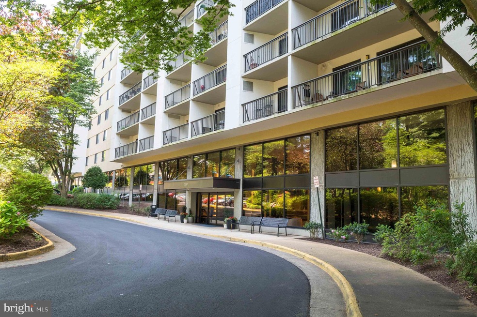 Lakeside Plaza Condominium unit 1022, Baileys Crossroads, VA 22041 - photo 1