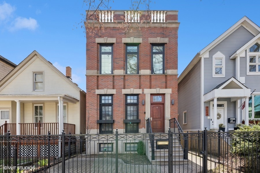 Sold $1,940,000 • Co-Listing Agent