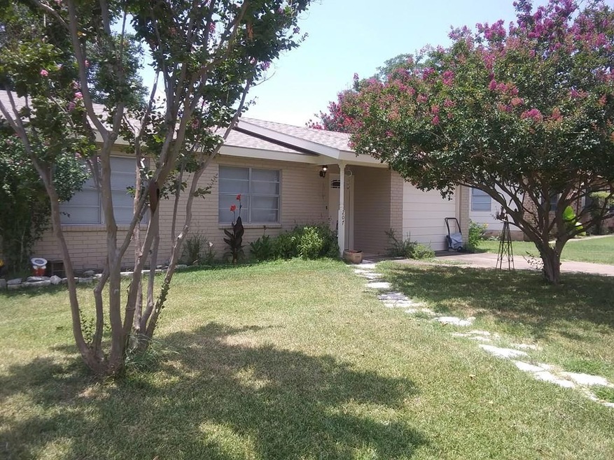 207 Glenmoor Dr, Fredericksburg, TX 78624 - photo 1