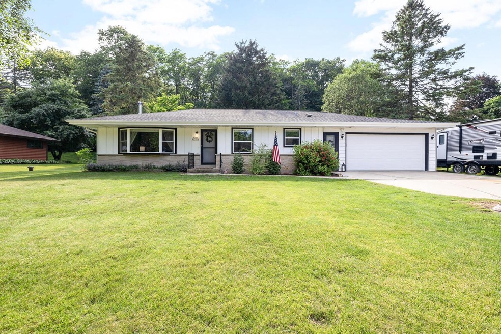 Exterior_W205N11317 Fox Ln (1)