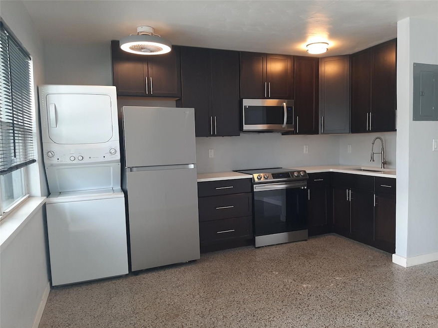 Quartz counter tops, washer & dryer