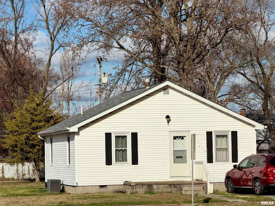 910 E Mccord St, Centralia, IL 62801 - photo 1