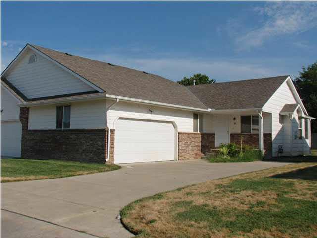ATTRACTIVE TWIN HOME - Located in desirable NW Wic