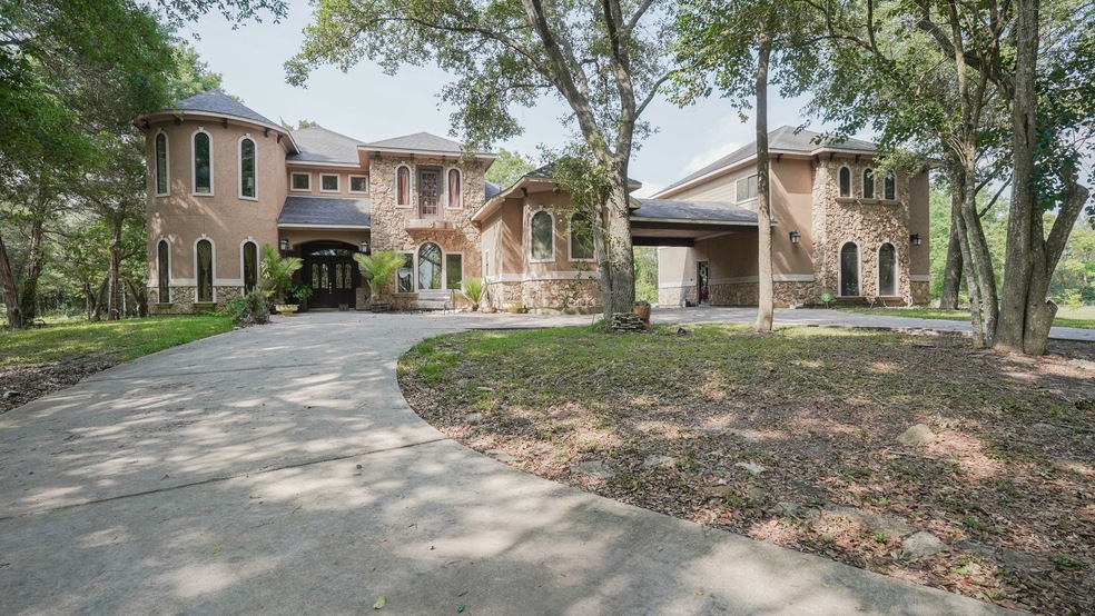 823 E Adoue St, Alvin, TX 77511 - photo 1