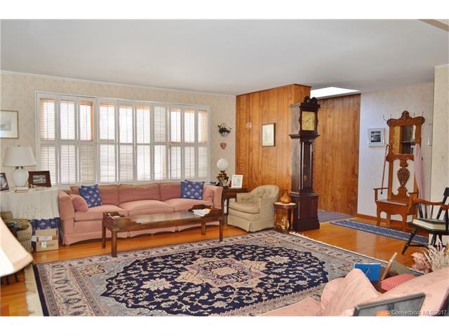 213 Duncaster Rd, Bloomfield, CT 06002 - photo 1