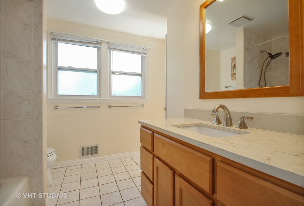 3211 Maple Leaf Dr, Glenview, IL 60026 - photo 1