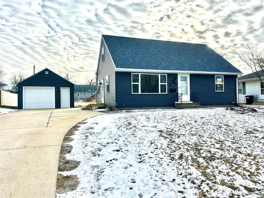 New Windows, Siding, Lighting.New Garage Door. Roo