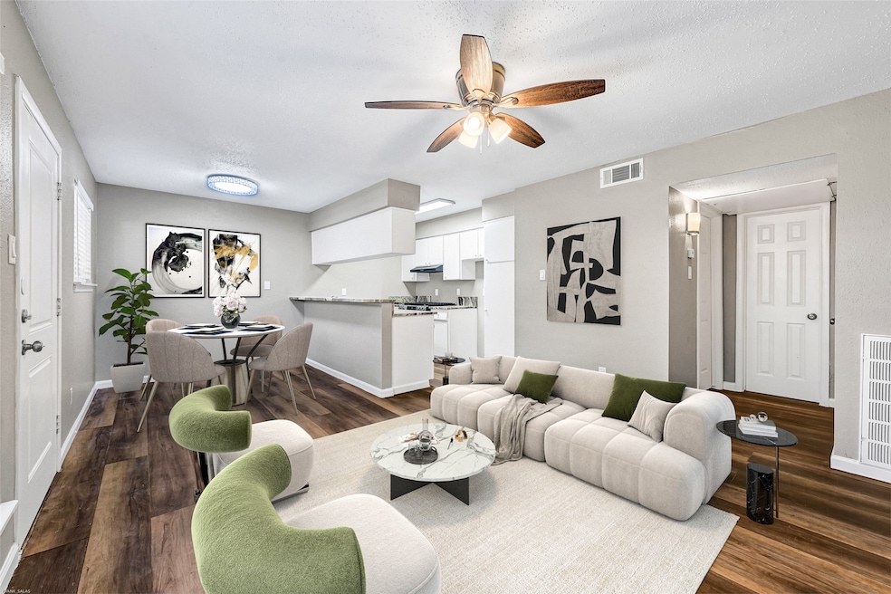 1529 Wirt Rd unit 19, Houston, TX 77055 - photo 1