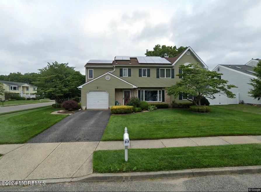 37 Tamarack St Image Front of House