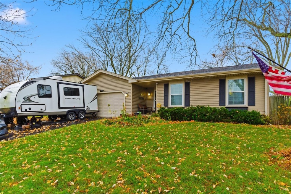 2105 Sprucewood Ln, Lindenhurst, IL 60046 - photo 1