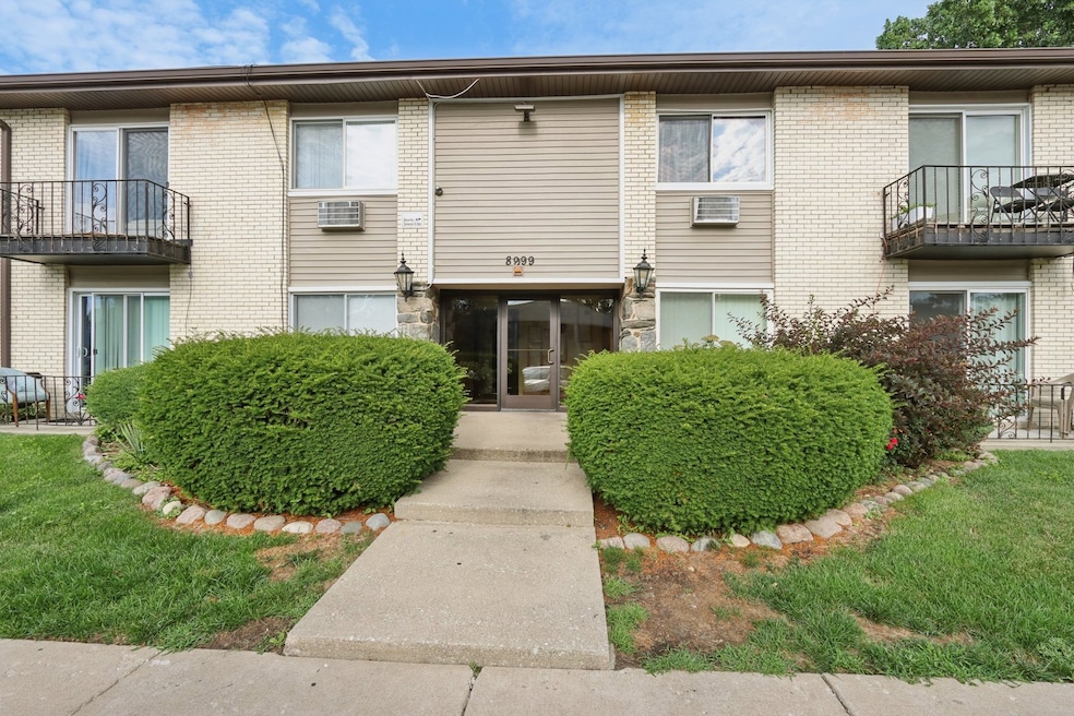 8999 Kennedy Dr unit 1B, Des Plaines, IL 60016 - photo 1