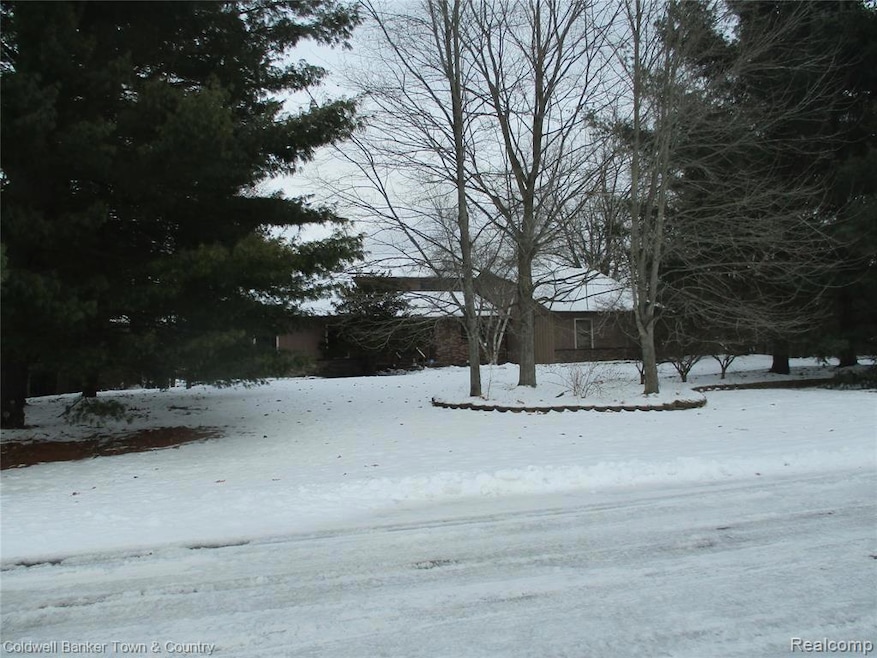 9102 Lake Crest Dr, Whitmore Lake, MI 48189 - photo 1