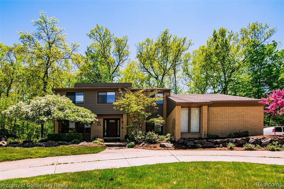 6070 Glen Eagles Dr, West Bloomfield, MI 48323 - photo 1