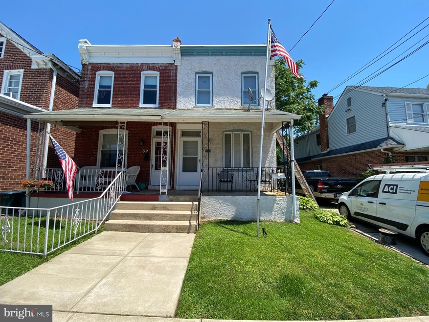 604 Maddock St, Crum Lynne, PA 19022 - photo 1