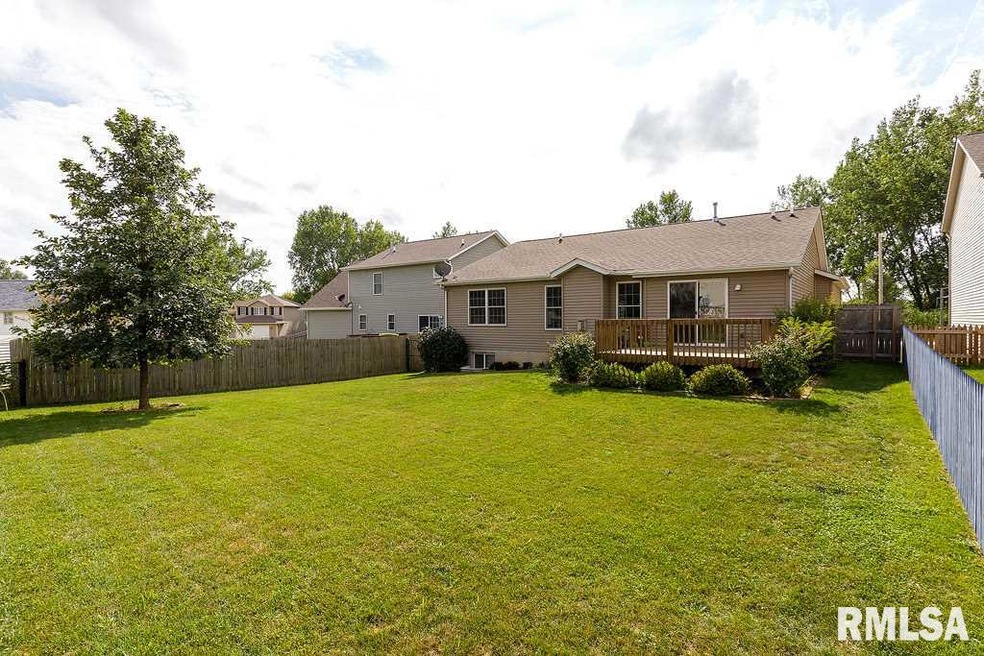 6721 Silvercreek Dr, Davenport, IA 52806 - photo 1