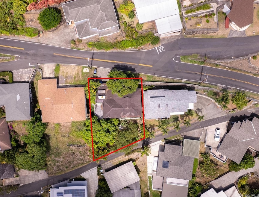 red boundary lines are approximate and for illustrative purposes only.