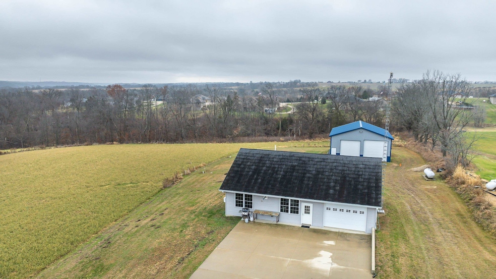 20216 Kruse Ln, Sherrill, IA 52073 - photo 1