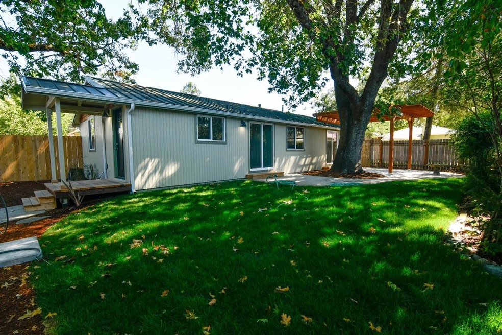 25 SW Grant St, Grants Pass, OR 97526 - photo 1