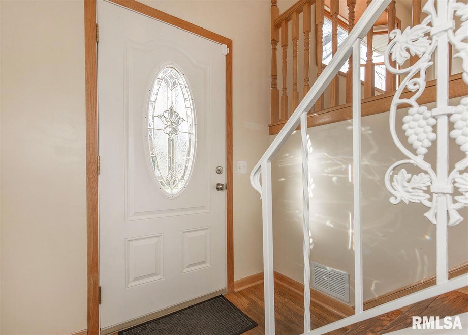 2713 Heather Ln, Bettendorf, IA 52722 - photo 1