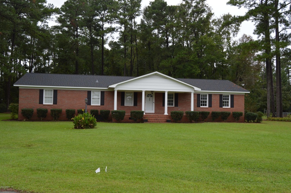 900 Whrens St, Burgaw, NC 28425 - photo 1