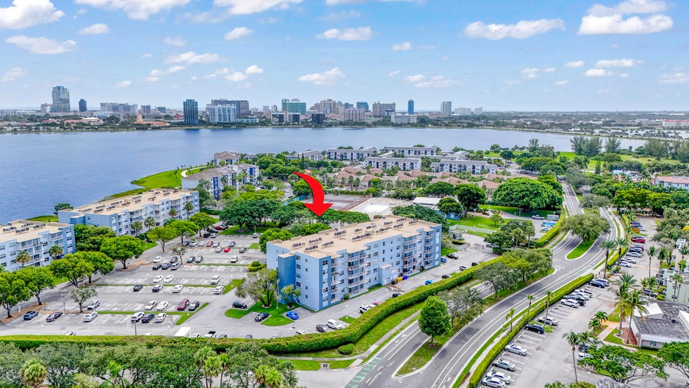 Breakwaters unit 311, West Palm Beach, FL 33401 - photo 1