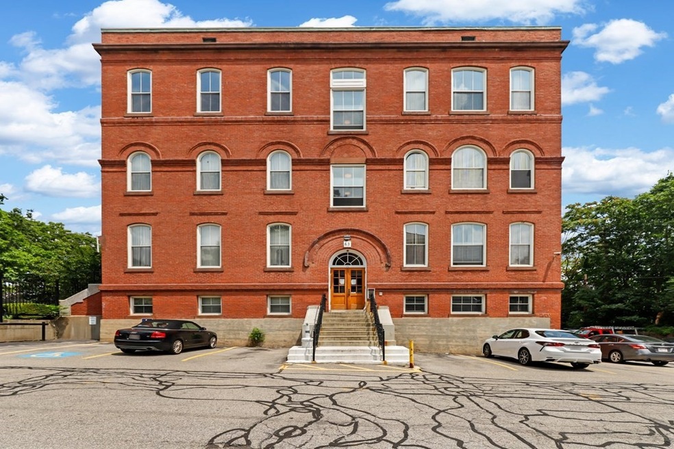 63 Illinois St unit 302, Worcester, MA 01610 - photo 1