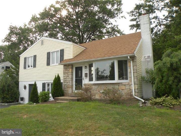 209 Woodlawn Dr, Lansdale, PA 19446 - photo 1
