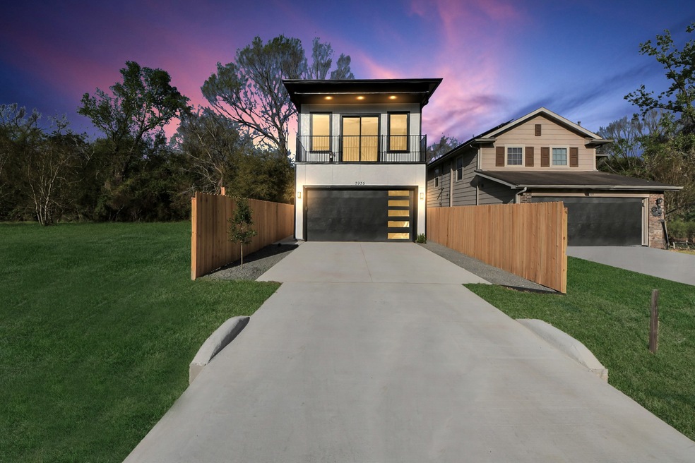 7935 Sunnyhill St, Houston, TX 77088 - photo 1